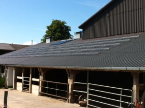 Pose de la structure aluminium, image montrant clairement la correction de planéité de la toiture.
