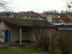 La Cambuse et sa forme de toiture particulière avant les travaux.