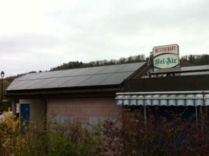 Installation terminée sur la toiture spéciale de la Cambuse et son toit plat.