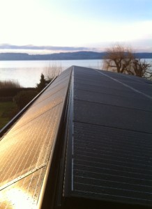 Splendide vue du faîte de la toiture de l'annexe "épousé" de modules.