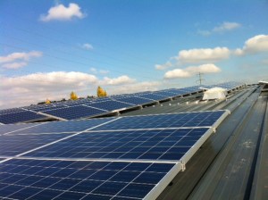 Vue des lignes de modules depuis l'angle du champ PV Sud-Ouest.