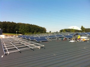 Finition de la structure alu du champ PV Sud-ouest.