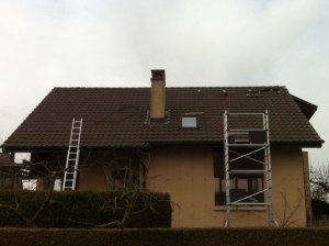 La toiture vue de face au tout début du montage des crochets de la structure alu.
