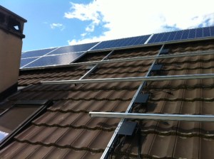 Détails de la structure aluminium et des micro-onduleurs SunVolt.