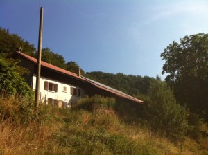 Vue Sud de cette magnifique demeure avec l'installation PV "presque dans" la toiture...