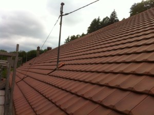 La grande toiture fraîchement tuilée avant notre intervention.