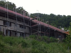 L'habitation en cours de rénovation avec les échafaudages, vue Sud.