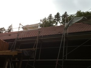 Les débuts de la pose commencent par l'enseigne SunVolt...